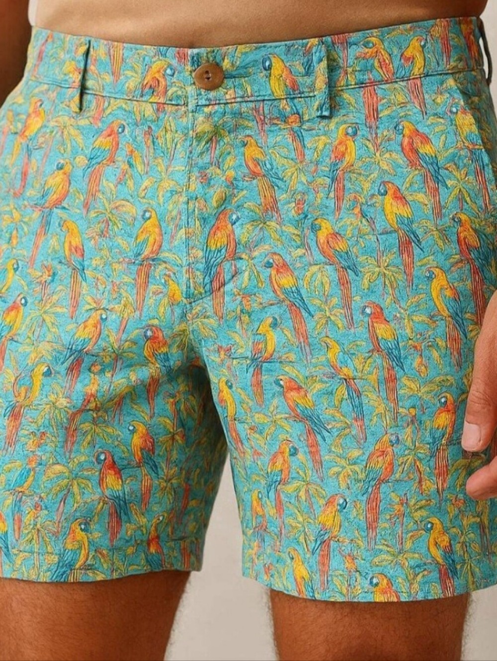 VINEYARD VINES "PARROT PARTY" BRAKER SHORTS . SIZE 36.